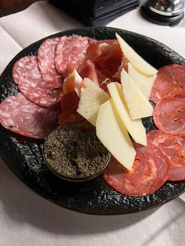 Schopenhauer Wein Bar Bergerstraße Frankfurt mit Tapas und Käseplatte Berger Straße Frankfurt