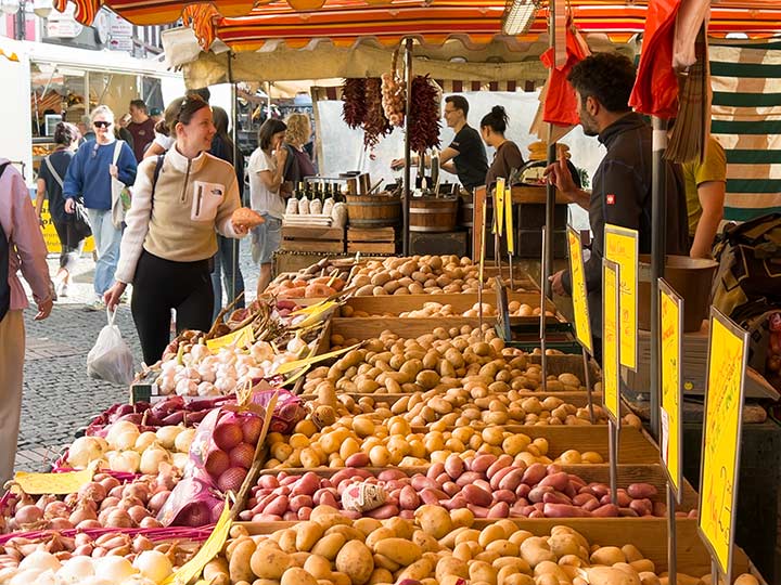 Wochenmarkt Bornheim Mitte Kartoffel, Süßkartoffel, Zwiebel, Knoblauch, Meerrettich und Kurkuma