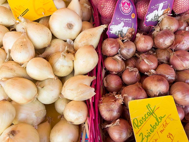 Wochenmarkt Bornheim Mitte Kartoffel, Süßkartoffel, Zwiebel, Knoblauch, Meerrettich und Kurkuma