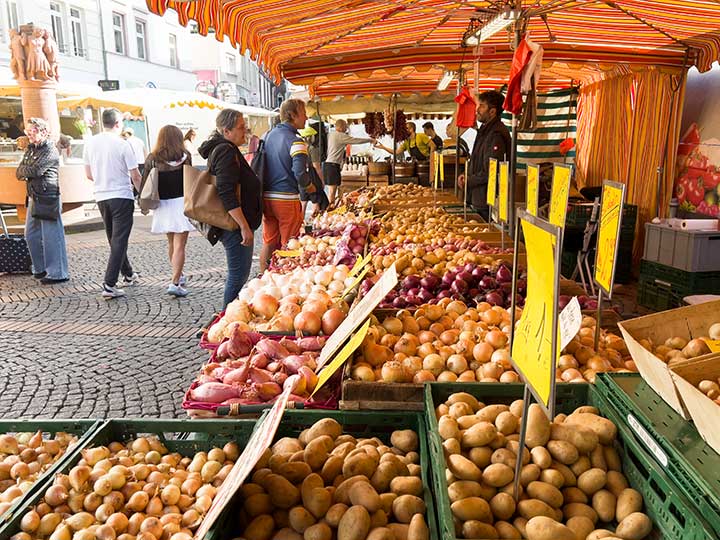 Wochenmarkt Bornheim Mitte Kartoffel, Süßkartoffel, Zwiebel, Knoblauch, Meerrettich und Kurkuma