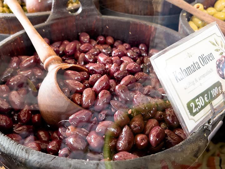 Frankfurt Wochenmarkt Bornheim Mitte eingelegte Oliven, Paprika, Zitrone, Tomaten, Feta