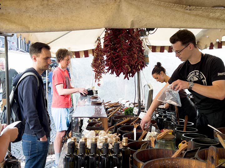 Frankfurt Wochenmarkt Bornheim Mitte eingelegte Oliven, Paprika, Zitrone, Tomaten, Feta