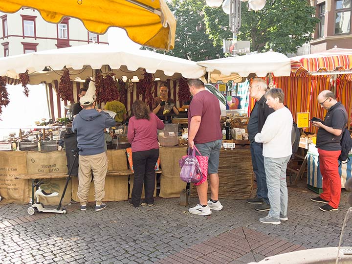 Frankfurt Wochenmarkt Bornheim Mitte eingelegte Oliven, Paprika, Zitrone, Tomaten, Feta