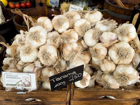 Wochenmarkt Bornheim Mitte frische Kartoffel, Süßkartoffel, Zwiebel, Knoblauch, Meerrettich und Kurkuma