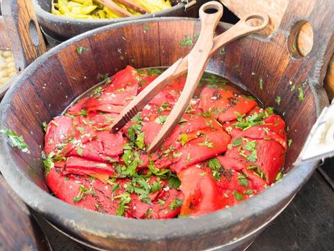 Frankfurt Wochenmarkt Bornheim Mitte eingelegte Oliven Paprika Tomaten Zitrone Feta