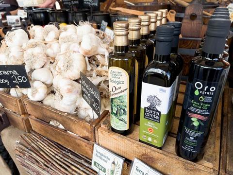 Frankfurt Wochenmarkt Bornheim Mitte eingelegte Oliven Paprika Tomaten Zitrone Feta