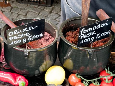 Frankfurt Wochenmarkt Bornheim Mitte eingelegte Oliven Paprika Tomaten Zitrone Feta